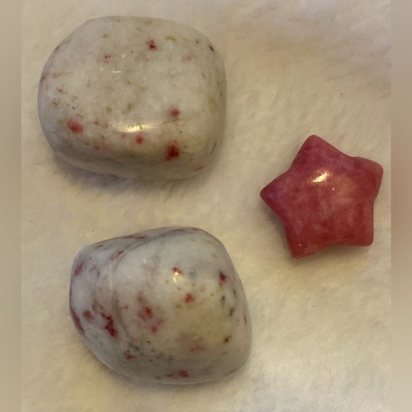 2 Cinnabar tumbles & 1 small Rhodonite star - Picture 6 of 16